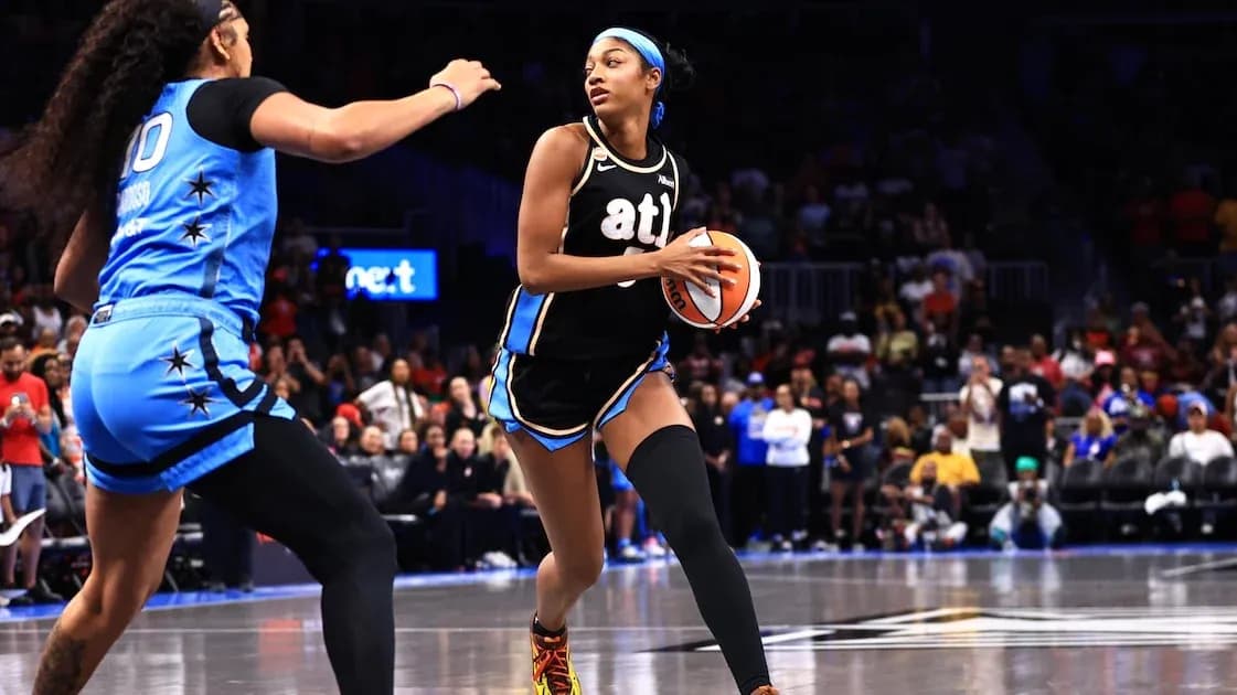 Joueuse dribblant le ballon pendant un match de basket Joueuse dribblant le ballon pendant un match de basket