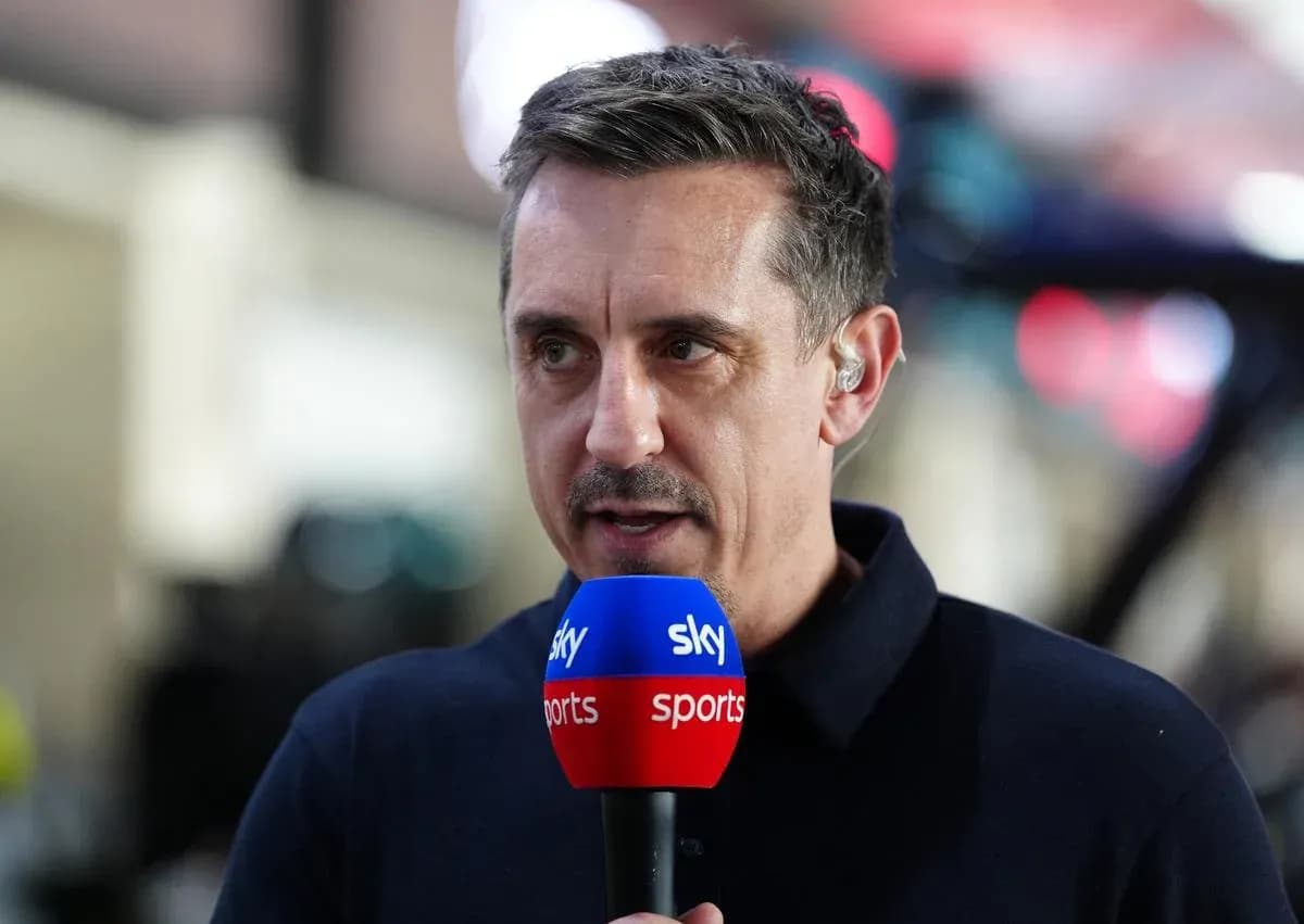 Commentateur s'exprimant avec un microphone Sky Sports Commentateur s'exprimant avec un microphone Sky Sports