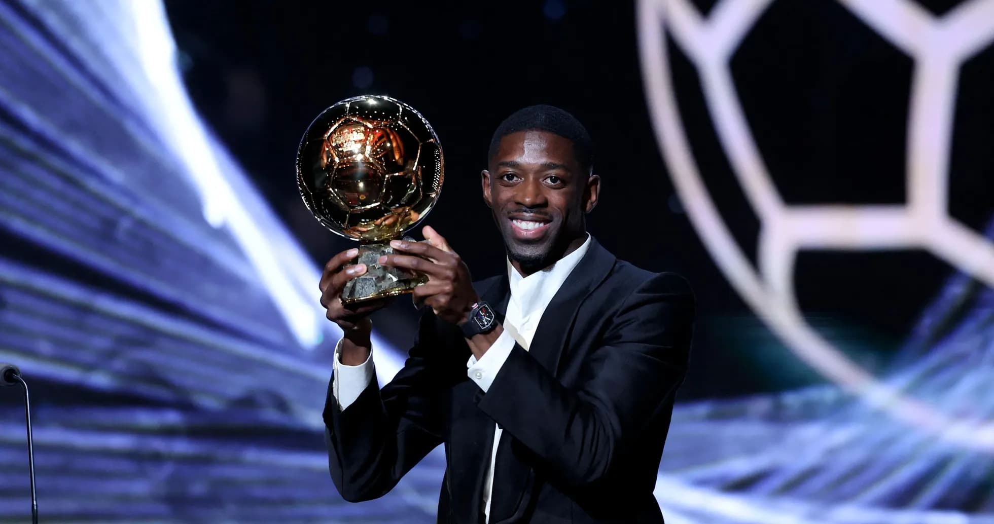 Joueur tenant le Ballon d'Or sur scène Joueur tenant le Ballon d'Or sur scène