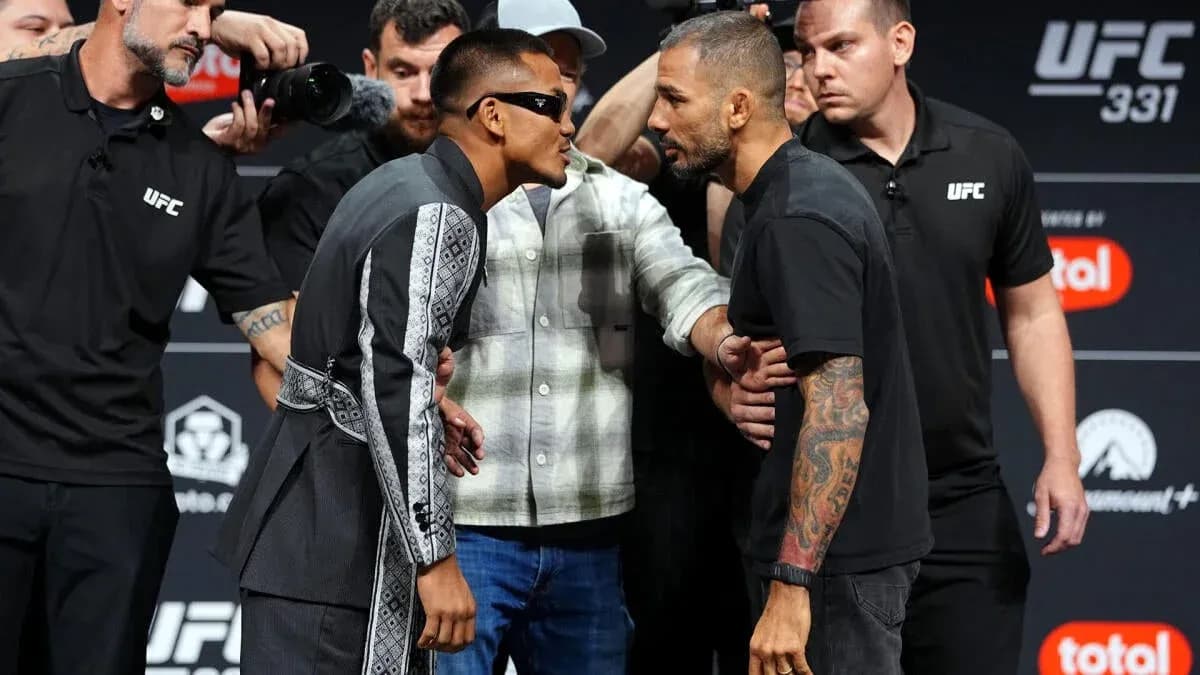 Deux combattants se faisant face lors de la pesée UFC Deux combattants se faisant face lors de la pesée UFC