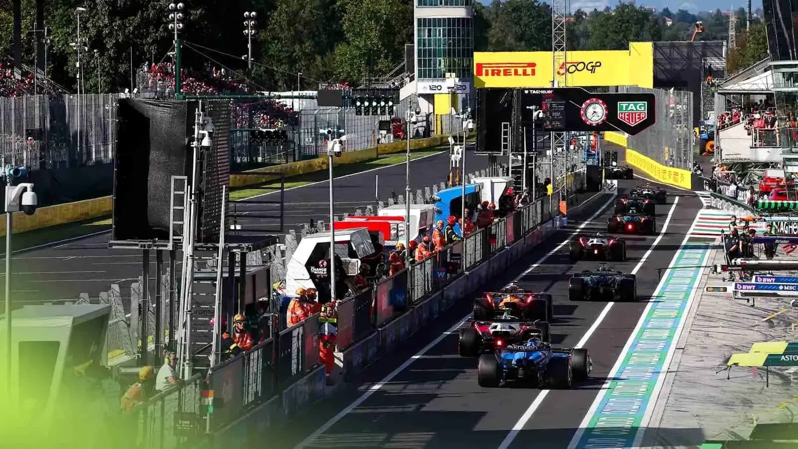 Voitures de Formule 1 dans les stands pendant la course Voitures de Formule 1 dans les stands pendant la course