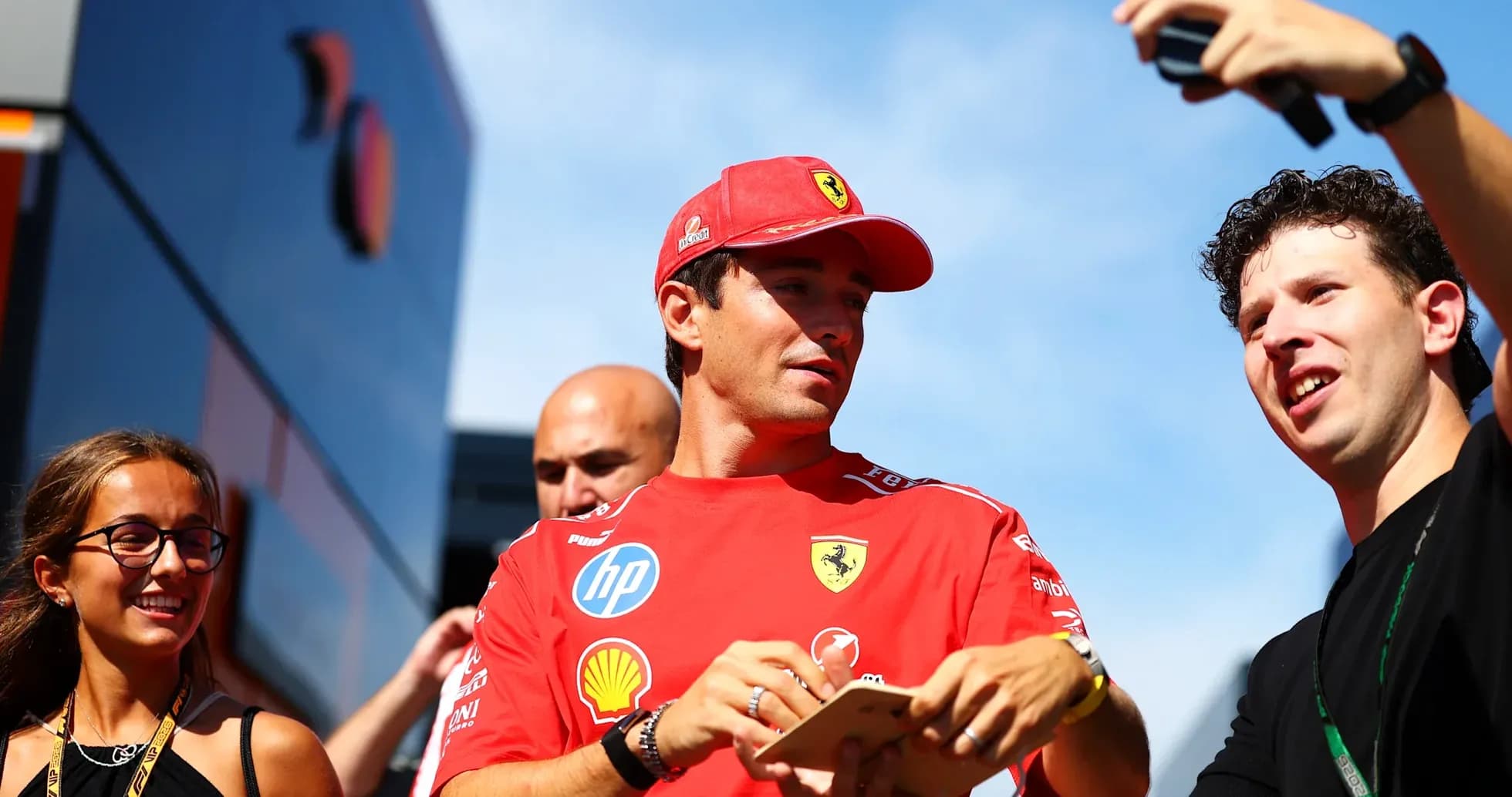 Pilote de Ferrari interagissant avec des fans Pilote de Ferrari interagissant avec des fans