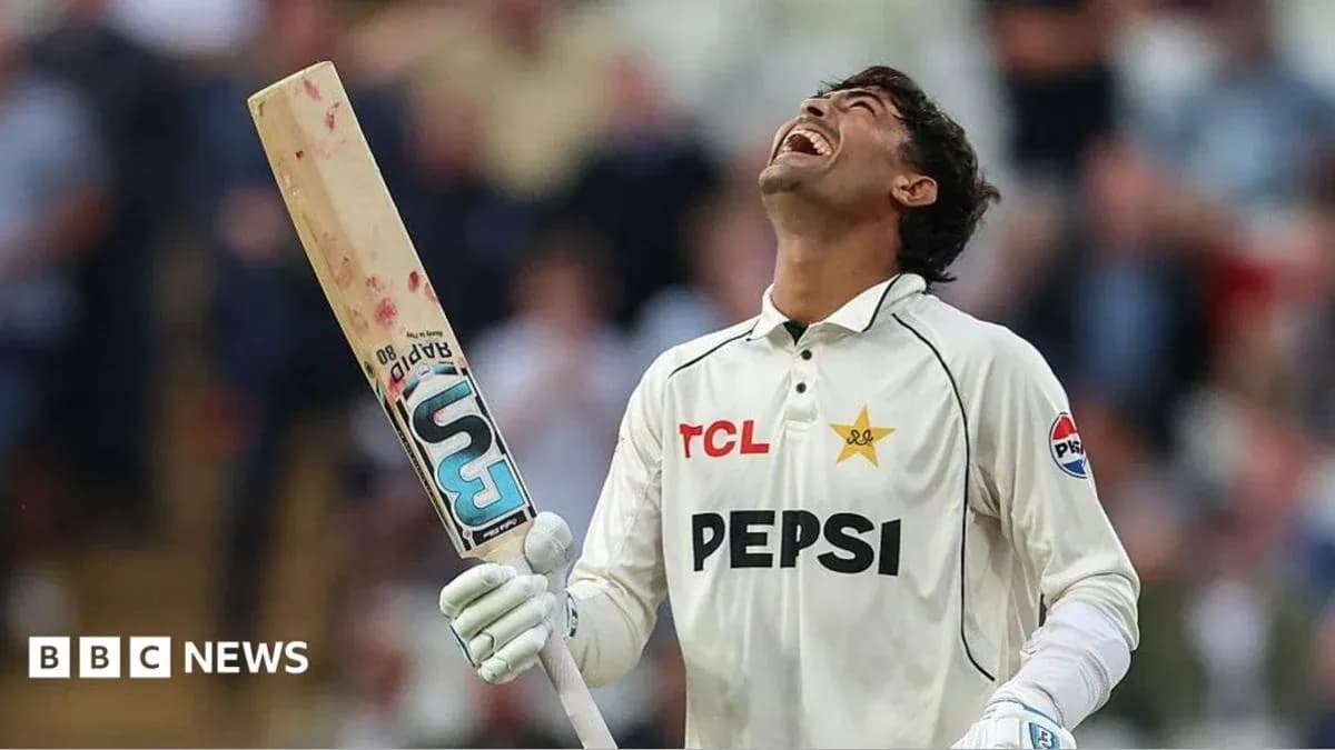 Joueur de cricket célébrant avec sa batte au stade Joueur de cricket célébrant avec sa batte au stade