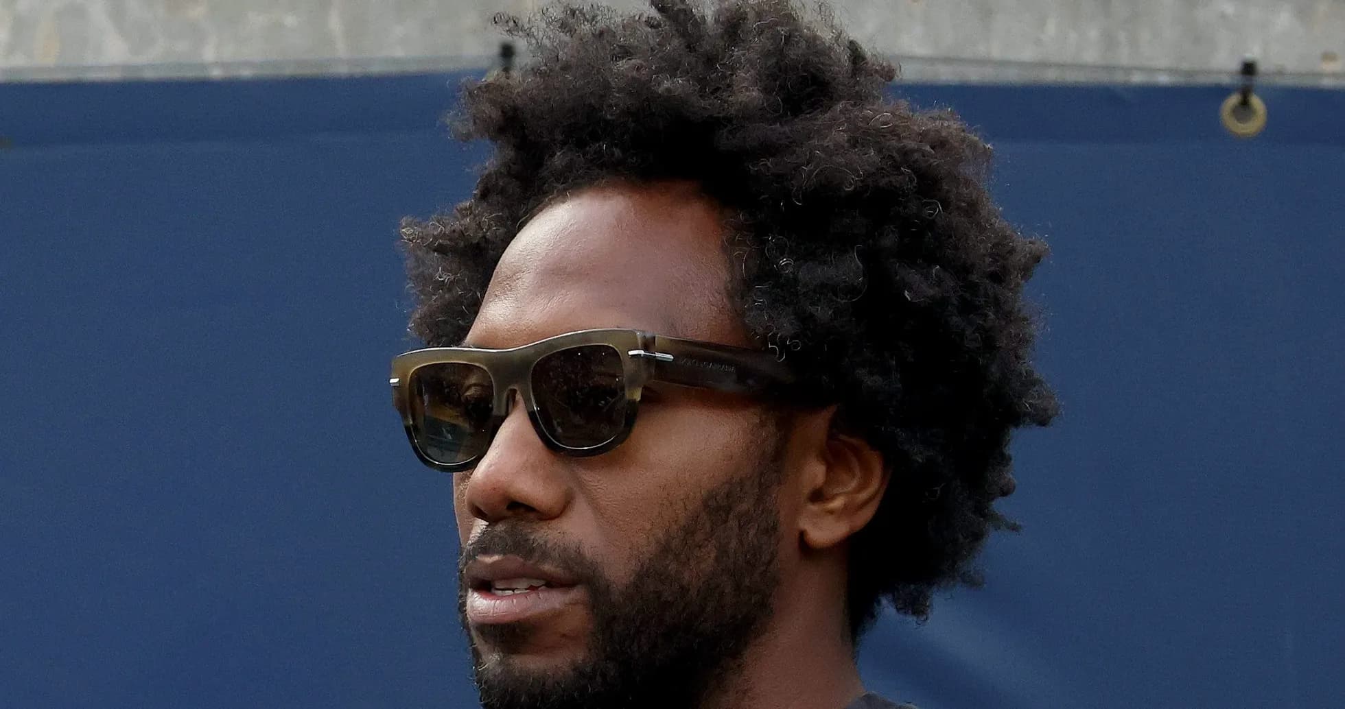 Homme avec des lunettes de soleil et cheveux crépus Homme avec des lunettes de soleil et cheveux crépus