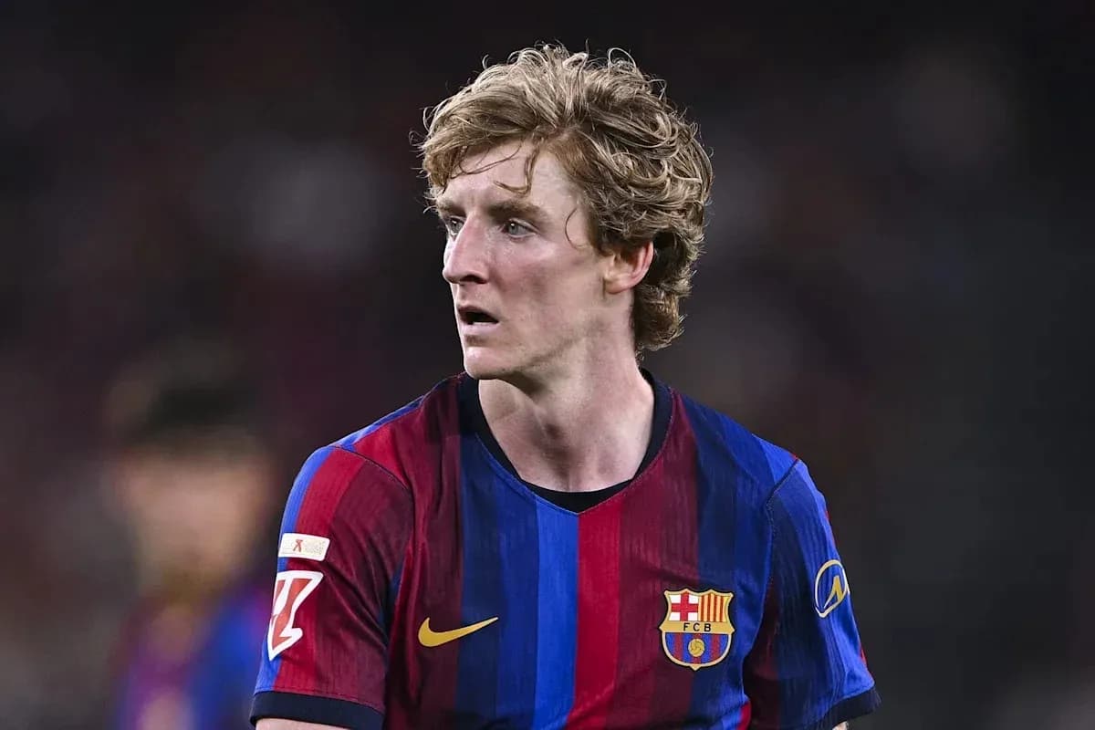 Joueur de FC Barcelone en tenue sur le terrain Joueur de FC Barcelone en tenue sur le terrain