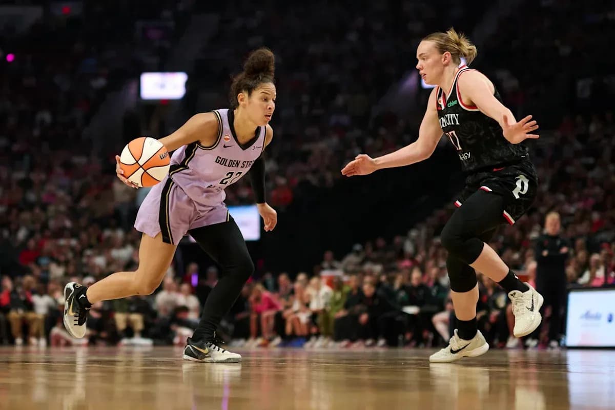 Joueuse dribblant le ballon lors d'un match Joueuse dribblant le ballon lors d'un match