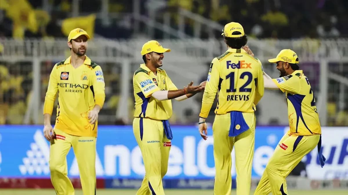 Joueurs de Chennai Super Kings célébrant une prise Joueurs de Chennai Super Kings célébrant une prise