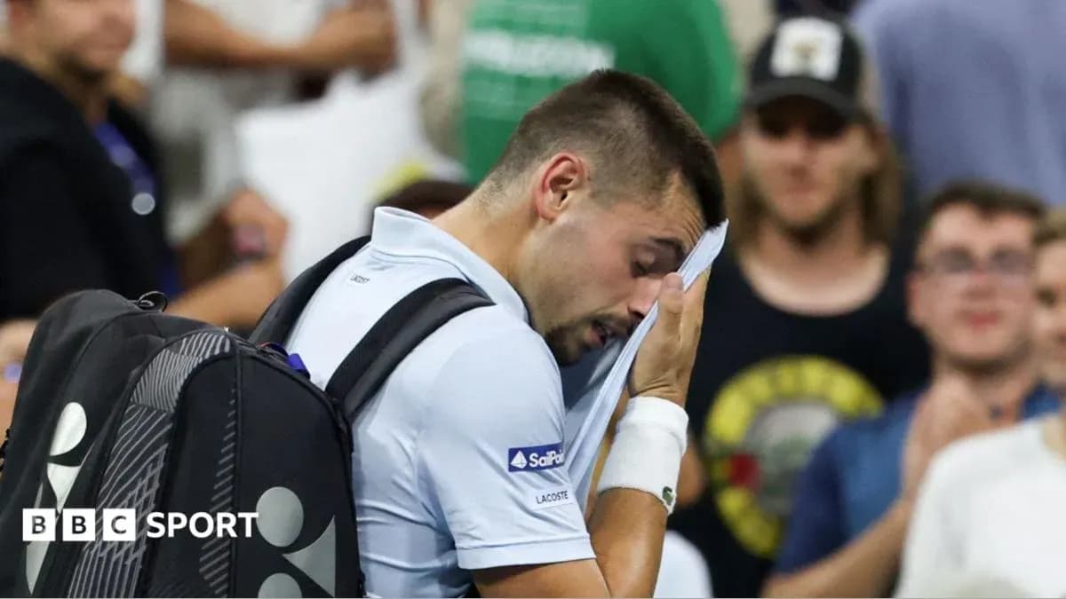Joueur s'essuyant le visage après un match Joueur s'essuyant le visage après un match