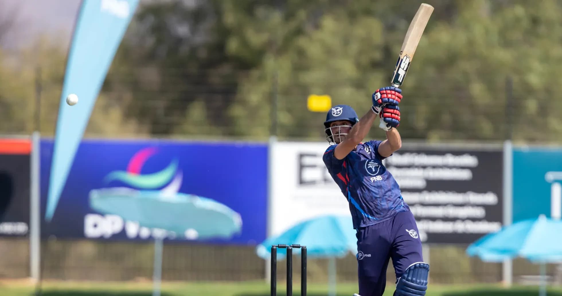 Joueur frappant la balle lors d'un match de cricket Joueur frappant la balle lors d'un match de cricket