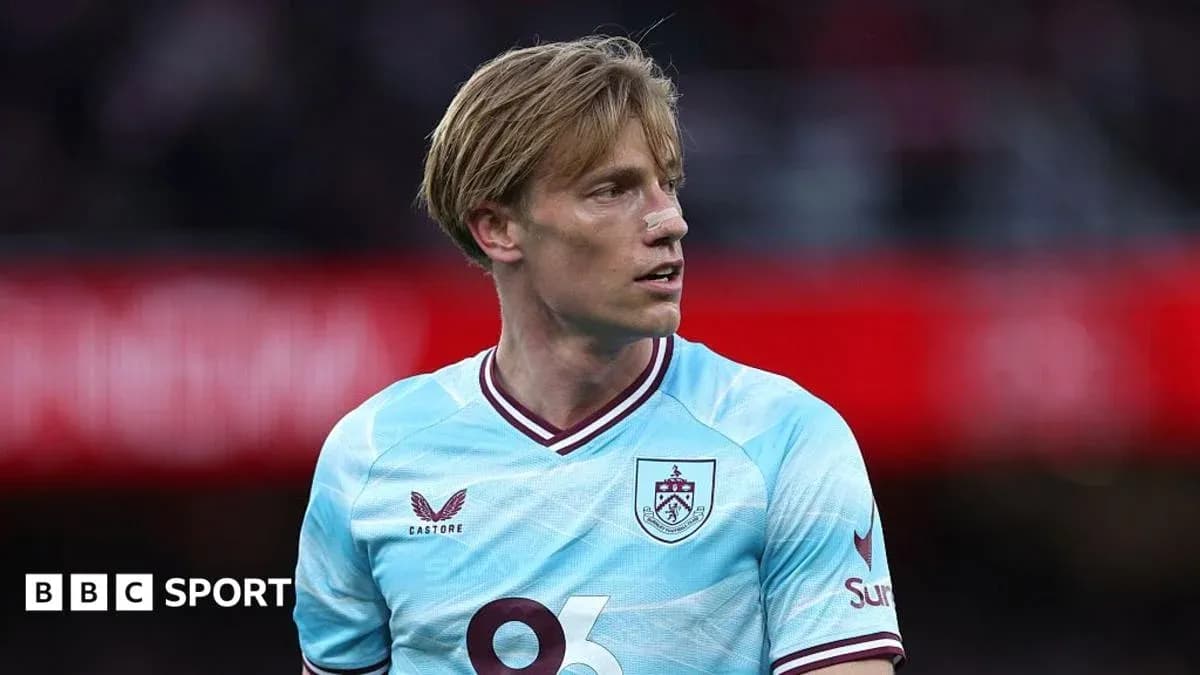Joueur de Burnley portant un maillot bleu clair Joueur de Burnley portant un maillot bleu clair