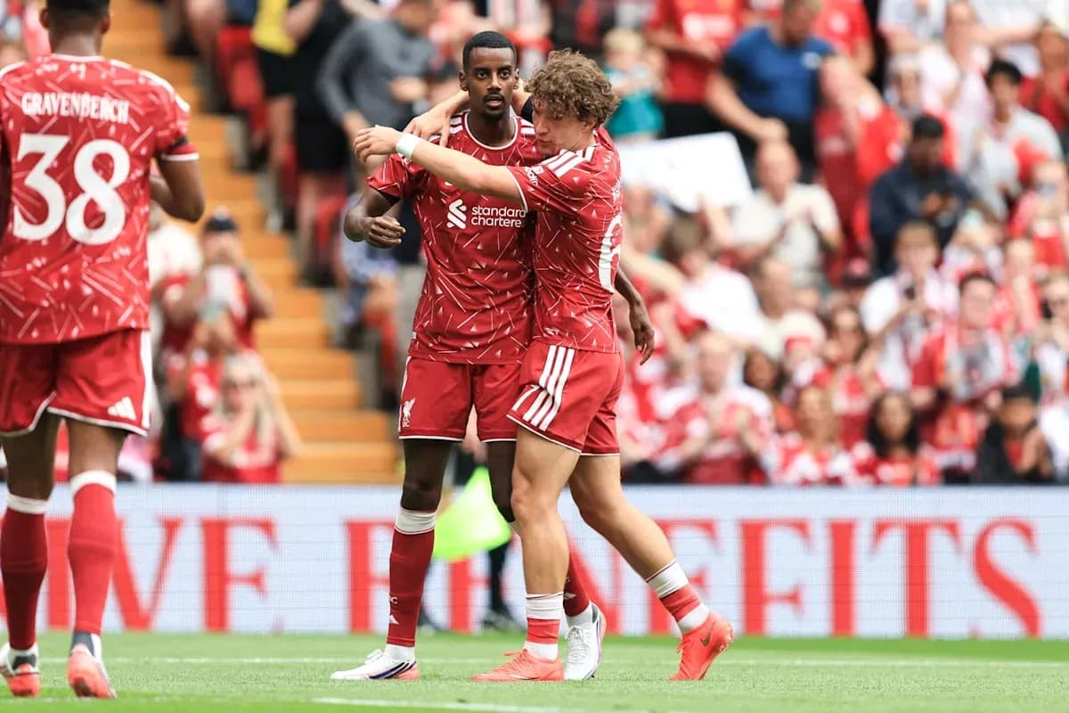 Deux joueurs de Liverpool s'enlaçant sur le terrain Deux joueurs de Liverpool s'enlaçant sur le terrain
