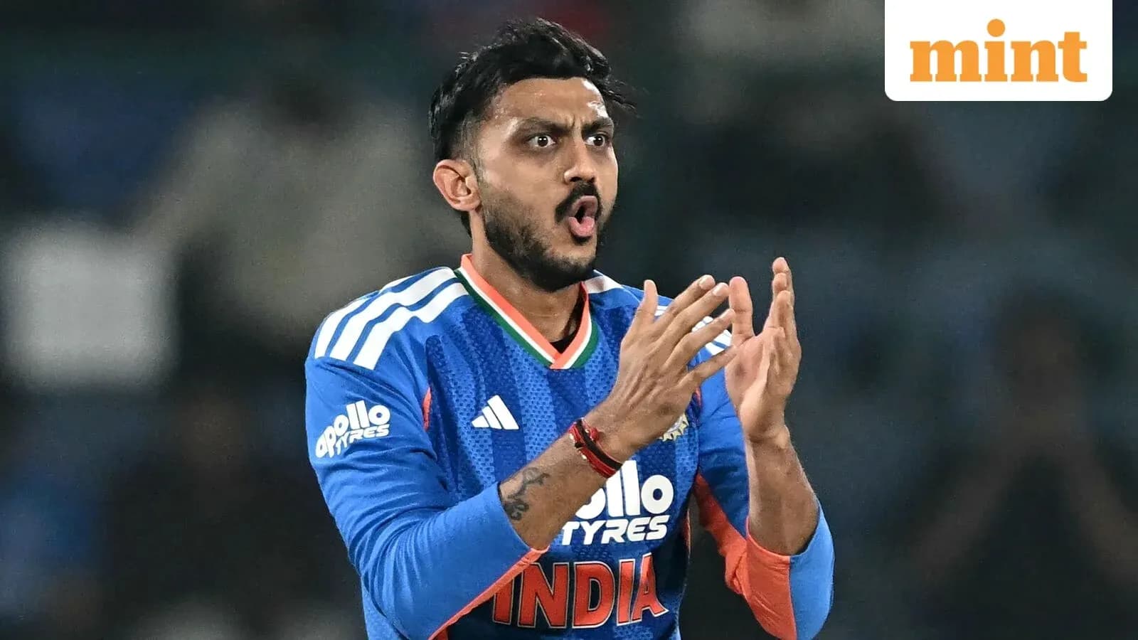 Joueur indien applaudissant sur le terrain de cricket Joueur indien applaudissant sur le terrain de cricket