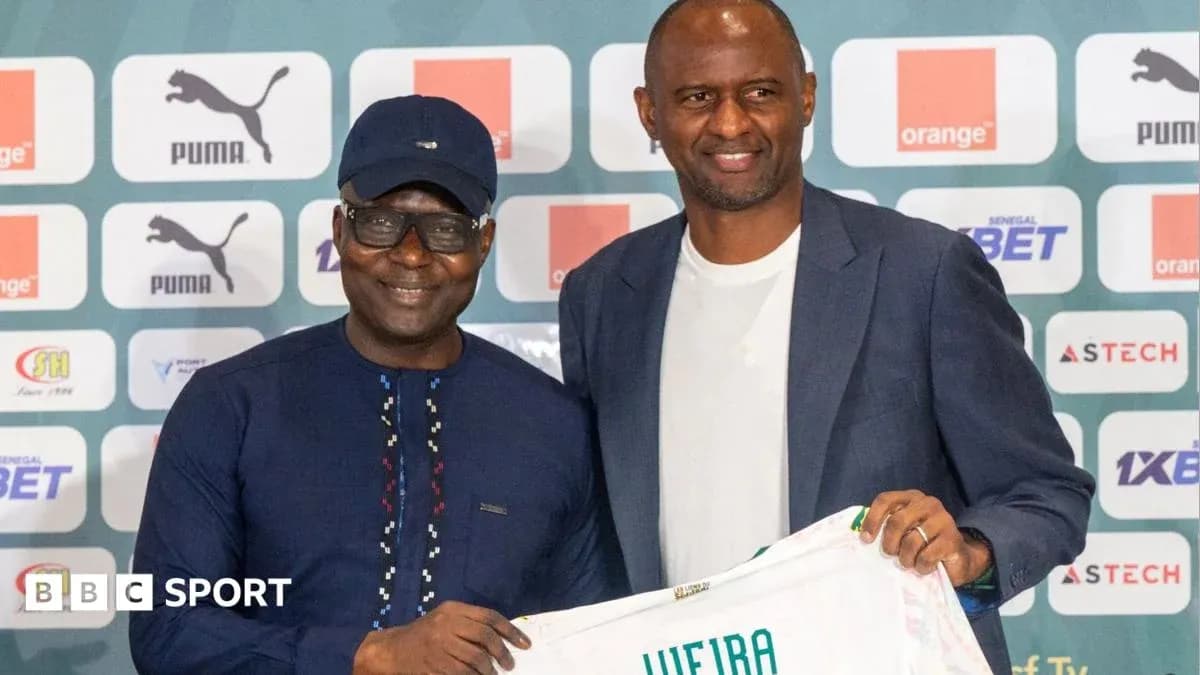 Deux hommes posant avec un maillot lors d'une conférence Deux hommes posant avec un maillot lors d'une conférence