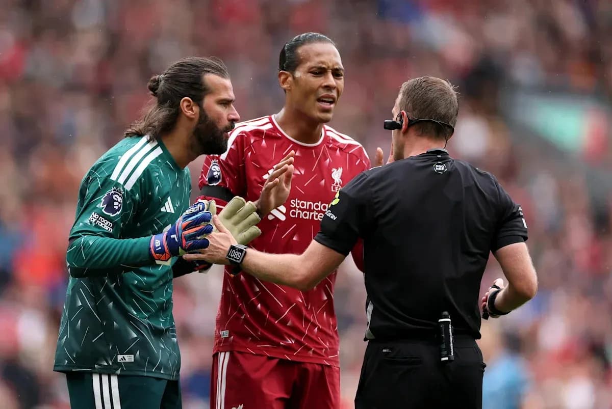 Joueurs de Liverpool discutant avec l'arbitre Joueurs de Liverpool discutant avec l'arbitre