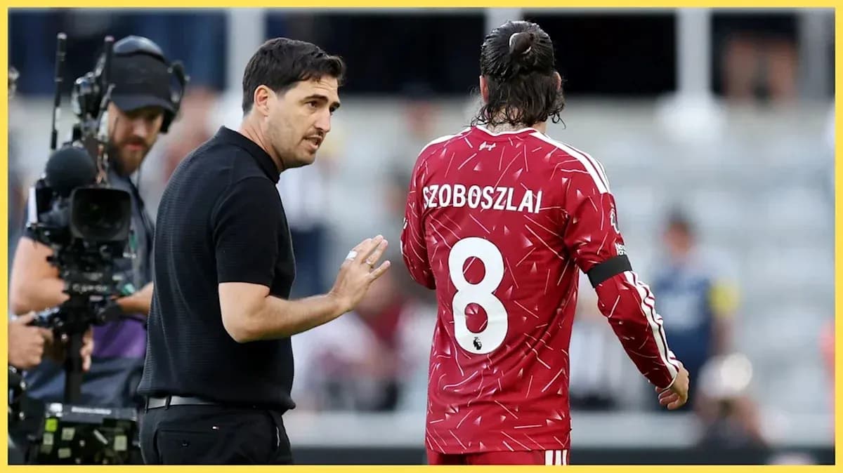 Entraîneur parlant à Szoboszlai pendant un match Entraîneur parlant à Szoboszlai pendant un match