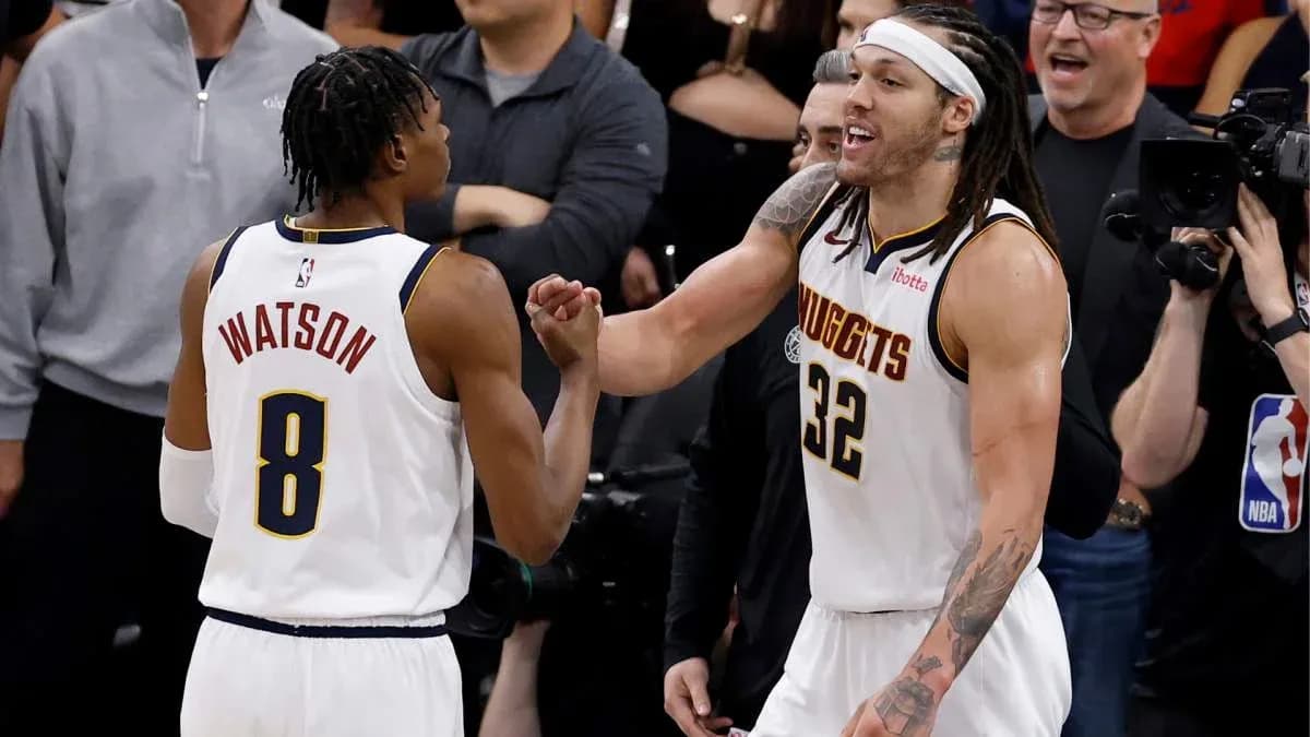 Joueurs des Nuggets se félicitant lors d'un match Joueurs des Nuggets se félicitant lors d'un match