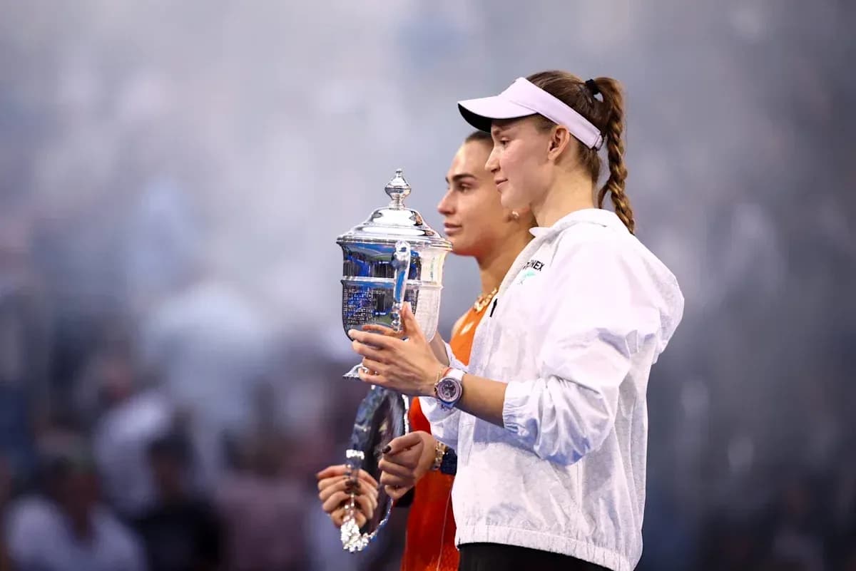 Joueuses tenant le trophée après la finale de tennis Joueuses tenant le trophée après la finale de tennis