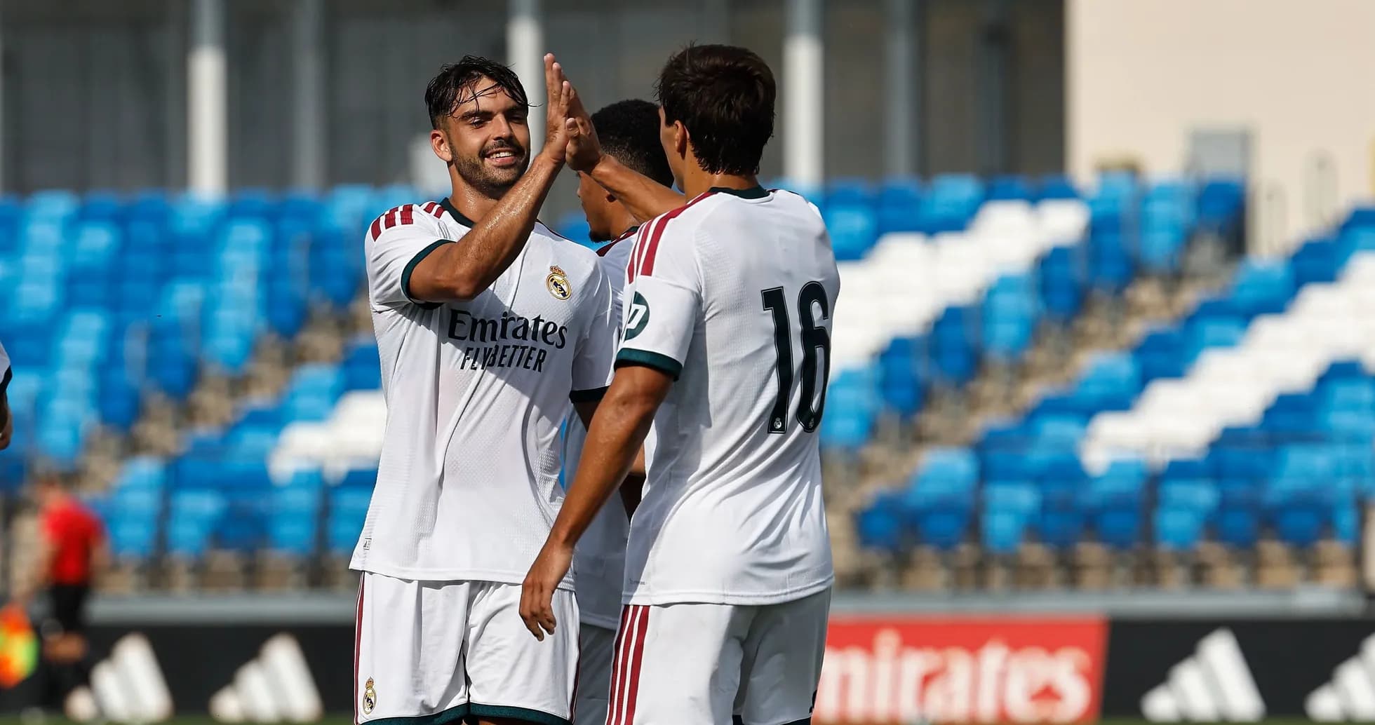 Joueurs du Real Madrid se félicitant après un but Joueurs du Real Madrid se félicitant après un but