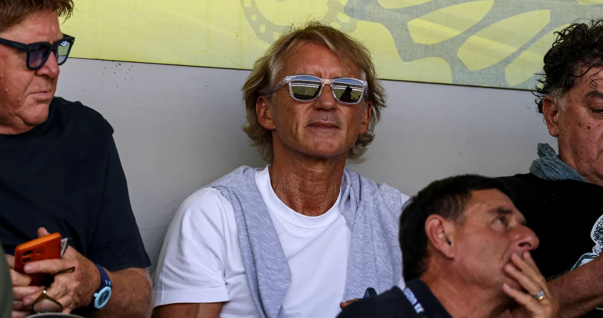 Homme avec des lunettes de soleil dans les tribunes Homme avec des lunettes de soleil dans les tribunes