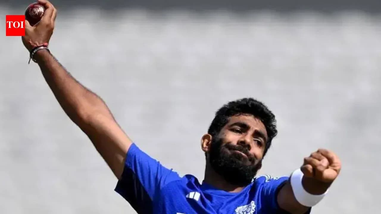 Joueur de cricket lançant une balle d'entraînement Joueur de cricket lançant une balle d'entraînement