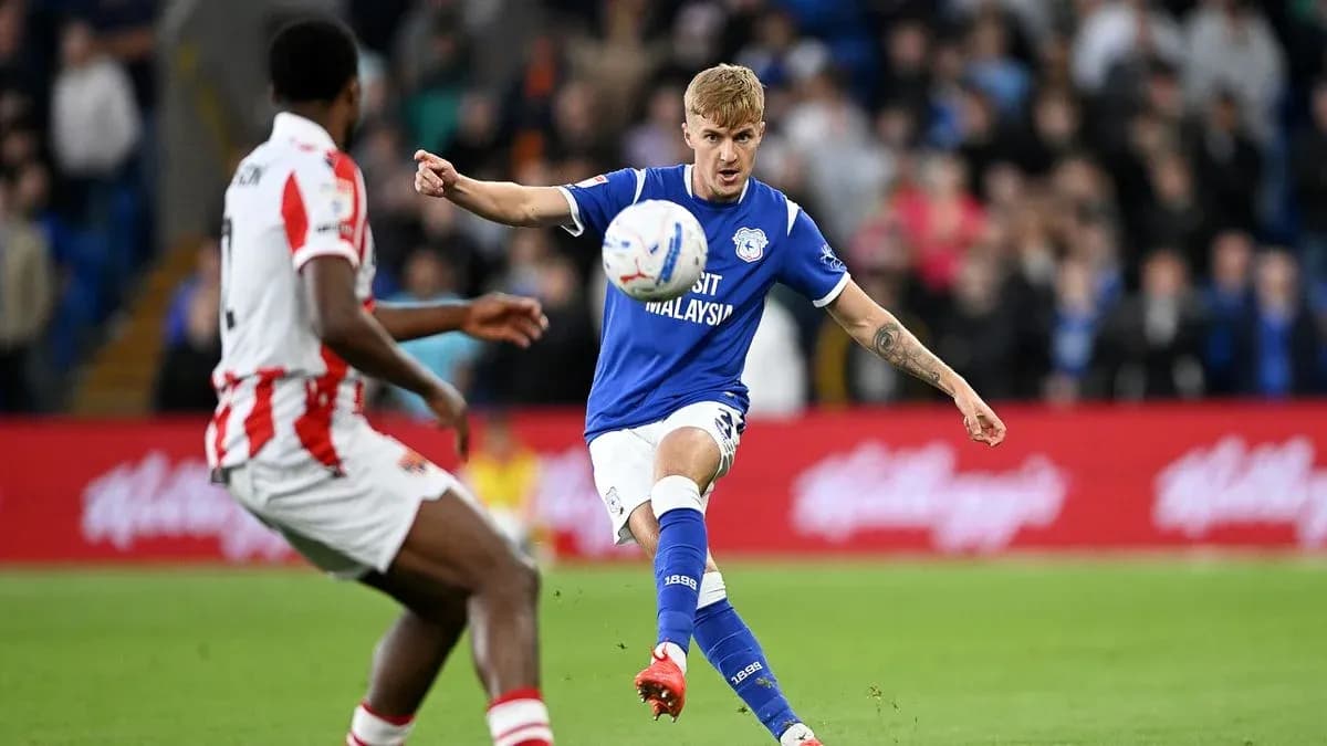 Joueur de Cardiff City tirant le ballon en match Joueur de Cardiff City tirant le ballon en match