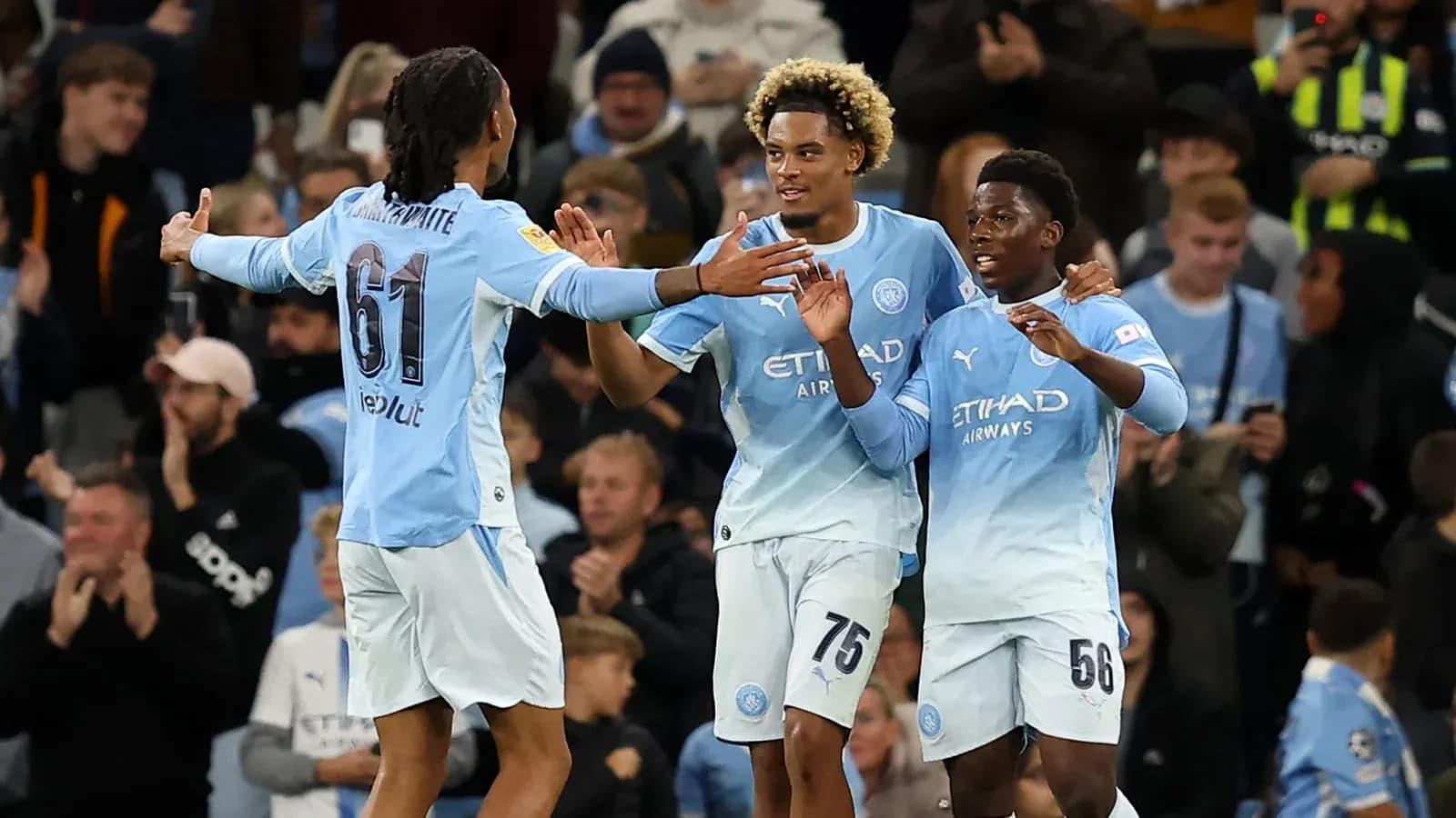 Joueurs de Manchester City célébrant un but ensemble Joueurs de Manchester City célébrant un but ensemble