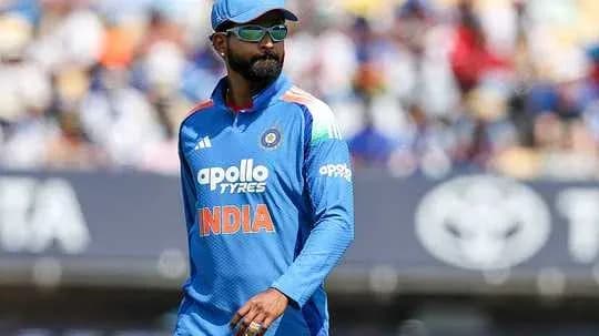 Joueur de cricket en uniforme indien sur le terrain Joueur de cricket en uniforme indien sur le terrain
