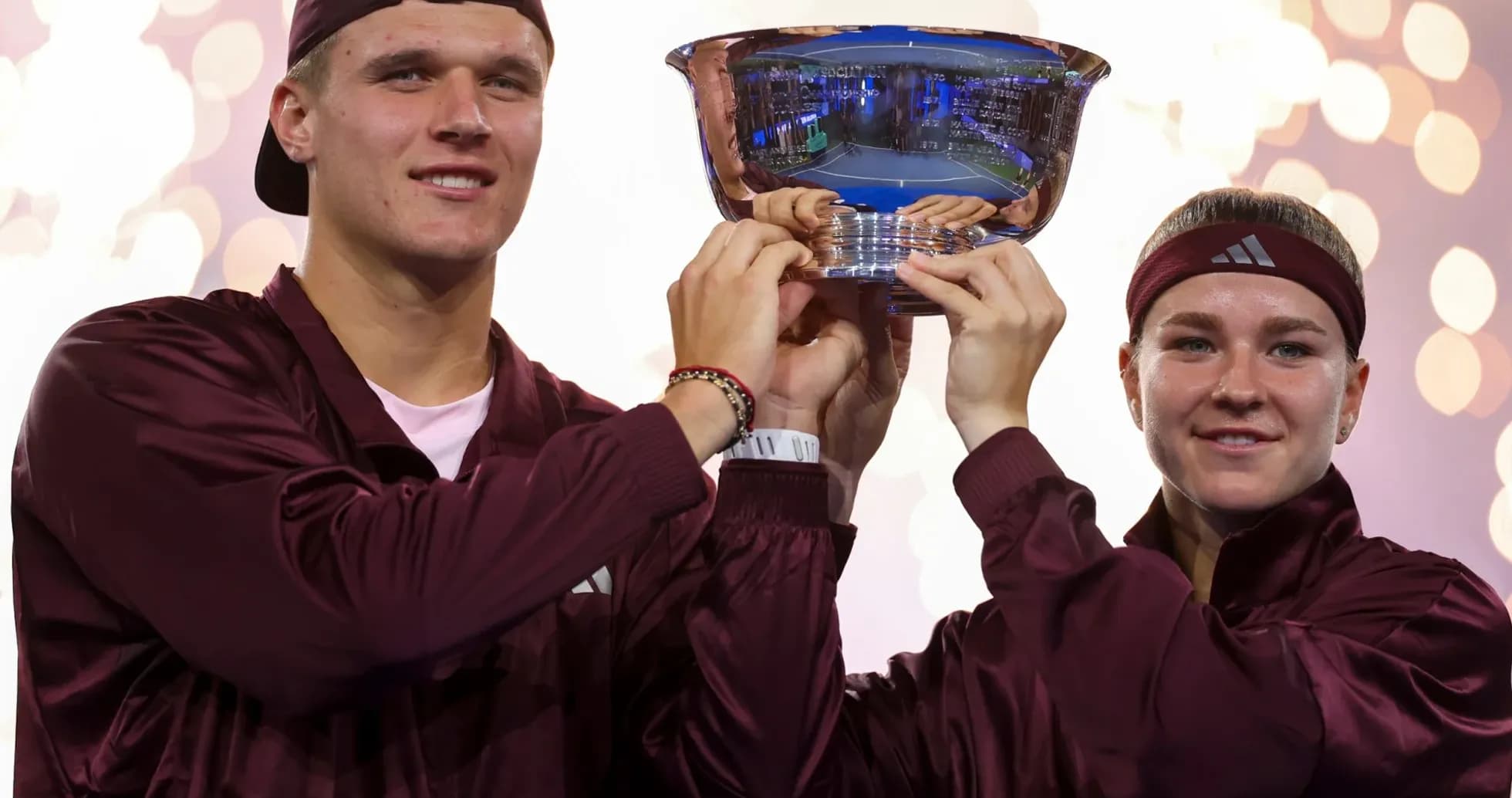 Joueurs célébrant avec le trophée après la victoire Joueurs célébrant avec le trophée après la victoire