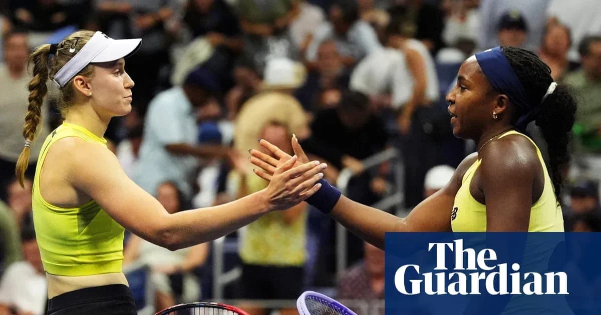 Deux joueuses se serrant la main après un match Deux joueuses se serrant la main après un match
