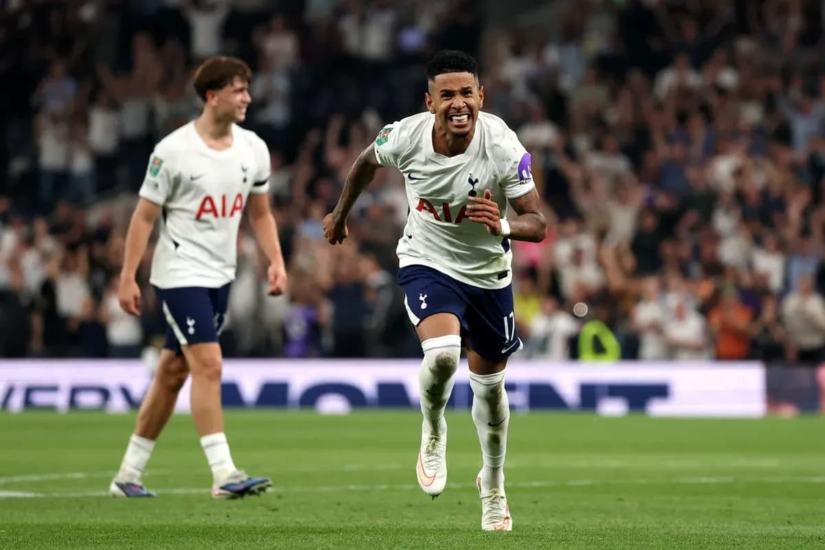 Joueur de Tottenham célébrant un but au stade Joueur de Tottenham célébrant un but au stade