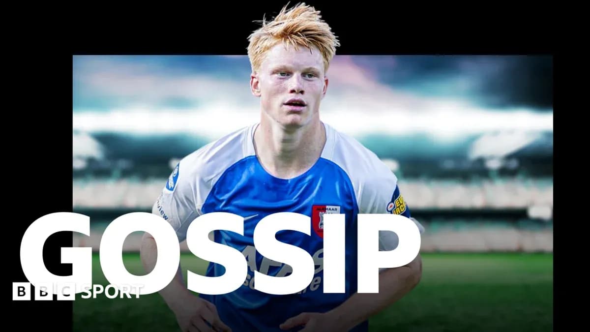 Joueur en maillot bleu sur terrain de football Joueur en maillot bleu sur terrain de football
