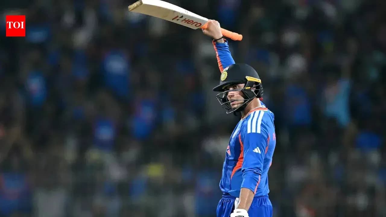 Joueur de cricket levant sa batte en célébration Joueur de cricket levant sa batte en célébration