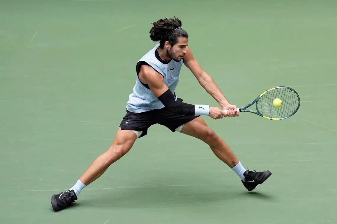 Joueur de tennis frappant la balle sur le court Joueur de tennis frappant la balle sur le court