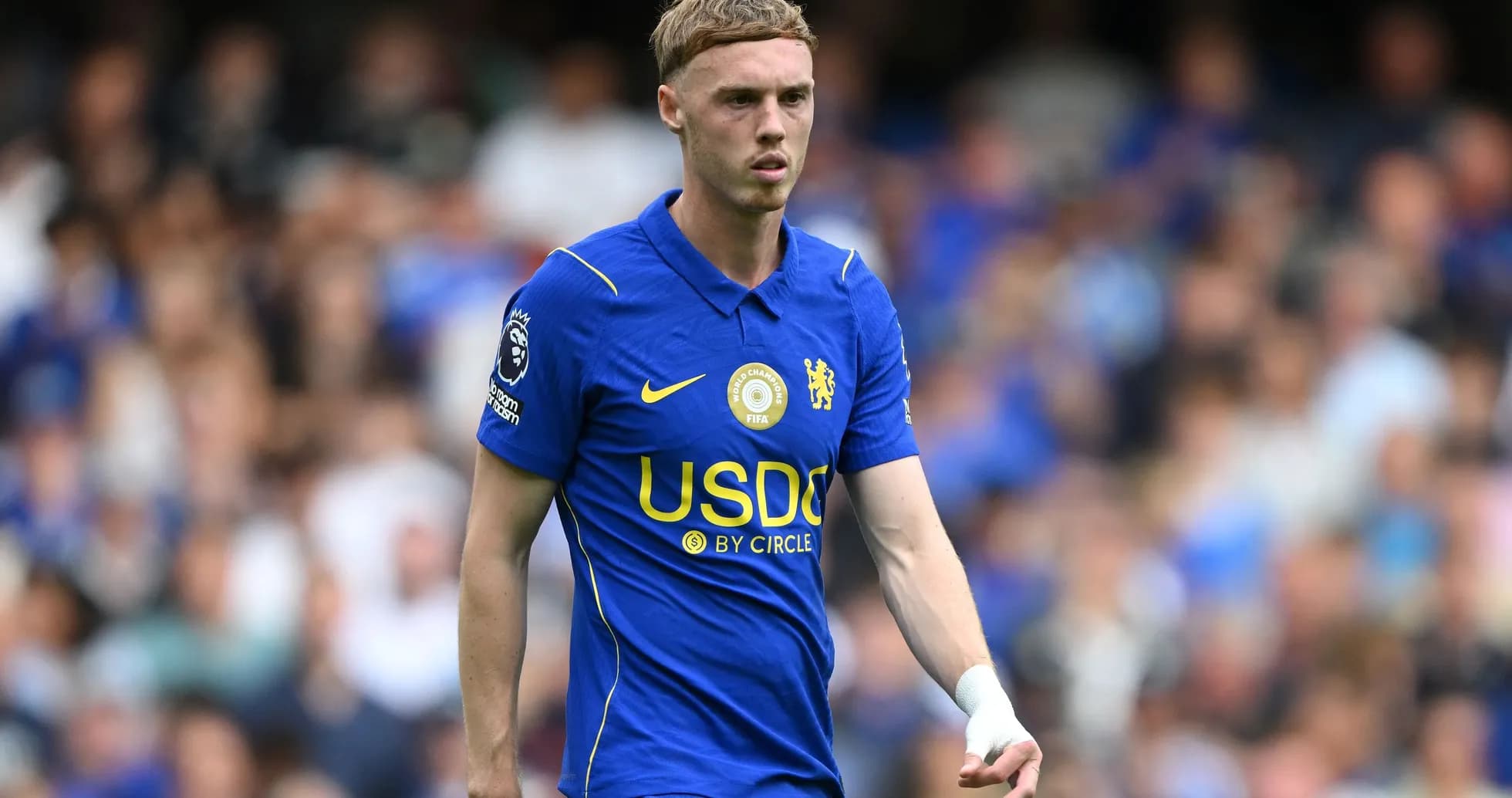 Joueur de Chelsea en tenue bleue sur le terrain Joueur de Chelsea en tenue bleue sur le terrain