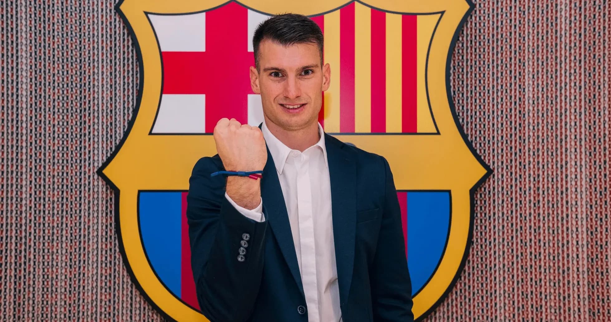 Joueur présentant un poing sous le logo du FC Barcelone Joueur présentant un poing sous le logo du FC Barcelone