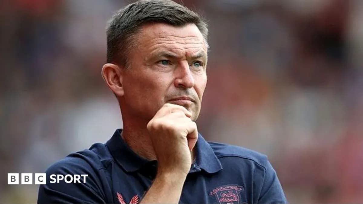 Entraîneur observant le match depuis la touche Entraîneur observant le match depuis la touche