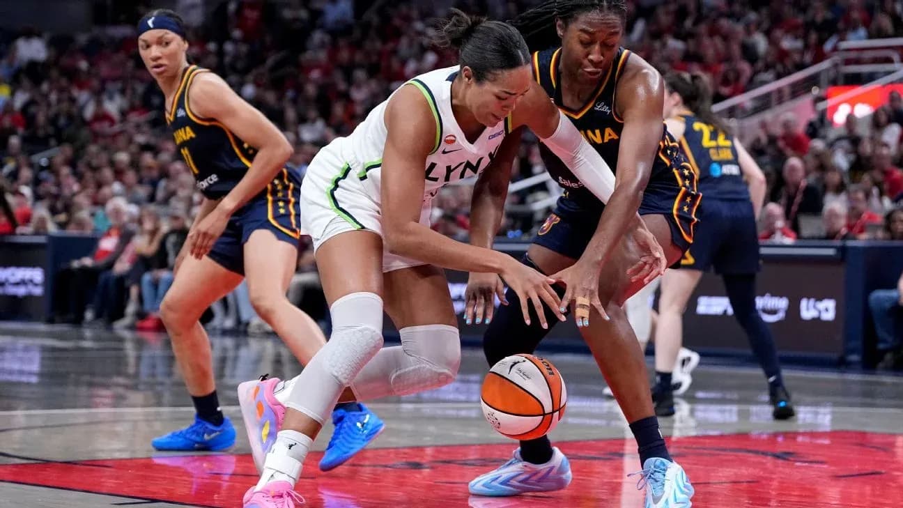 Joueuses se disputant le ballon lors d'un match Joueuses se disputant le ballon lors d'un match