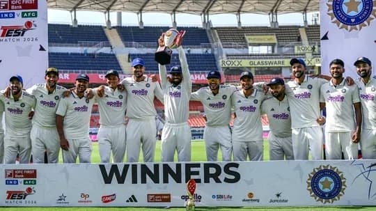 Équipe indienne célébrant leur victoire avec le trophée Équipe indienne célébrant leur victoire avec le trophée