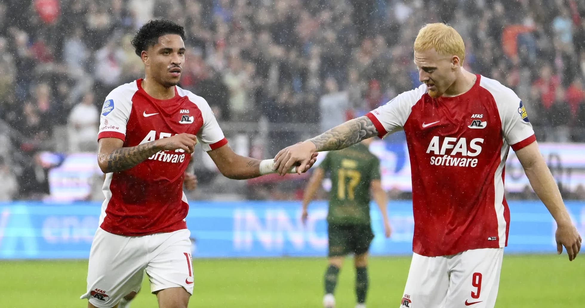 Joueurs d'AZ Alkmaar se félicitant sous la pluie Joueurs d'AZ Alkmaar se félicitant sous la pluie