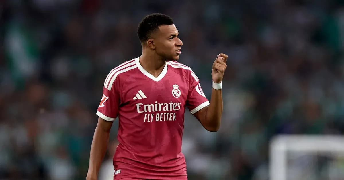 Joueur de football célébrant avec maillot de Madrid Joueur de football célébrant avec maillot de Madrid