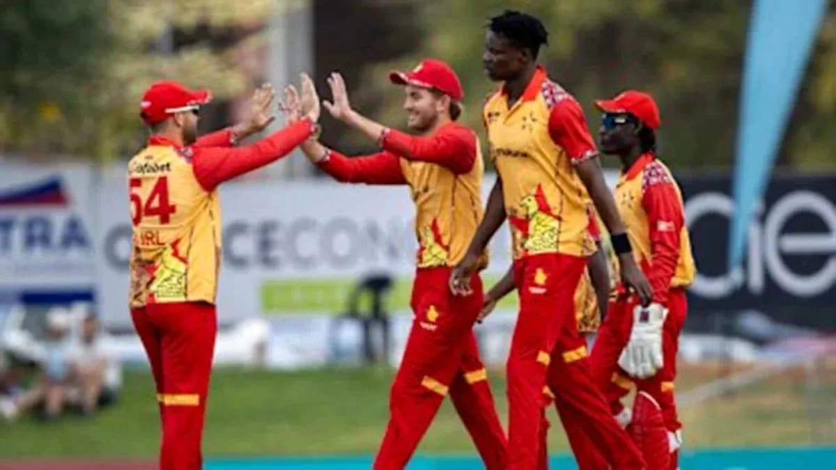 Joueurs célébrant une prise lors d'un match de cricket Joueurs célébrant une prise lors d'un match de cricket