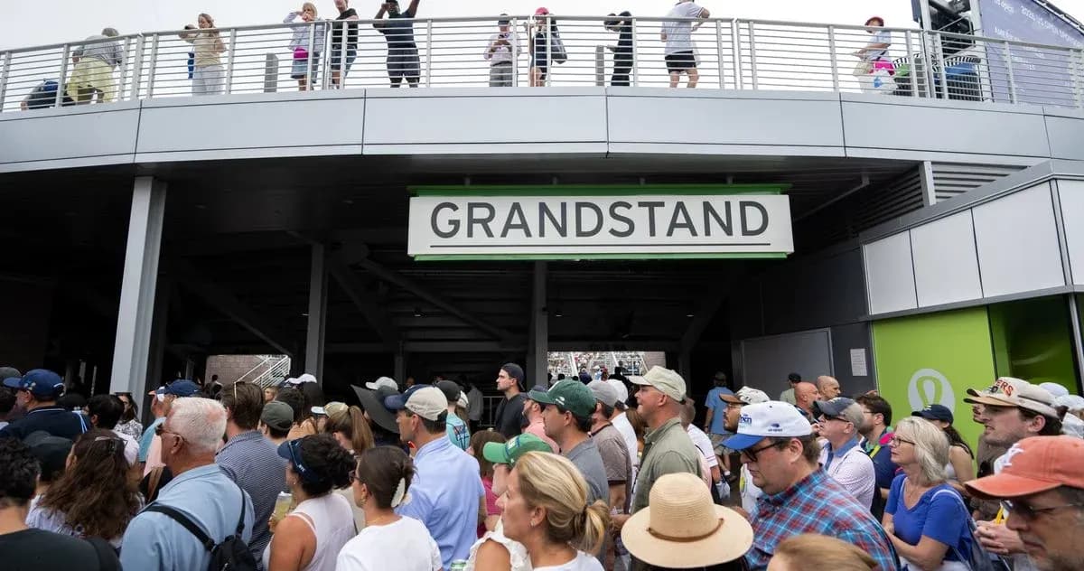 Foule attendant à l'entrée du grandstand Foule attendant à l'entrée du grandstand
