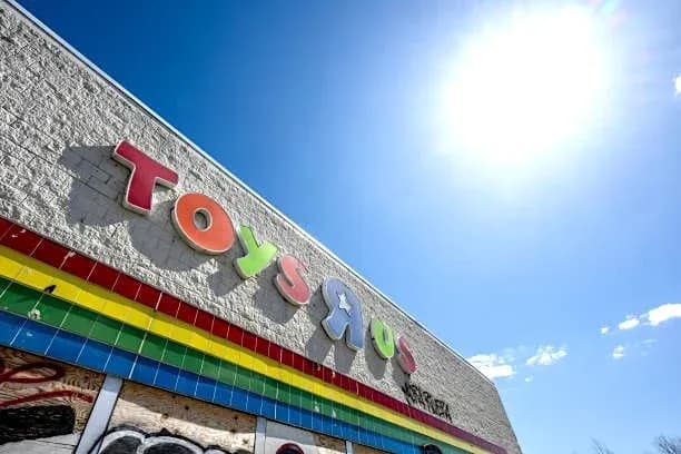 Façade d'un magasin Toys R Us sous le soleil Façade d'un magasin Toys R Us sous le soleil