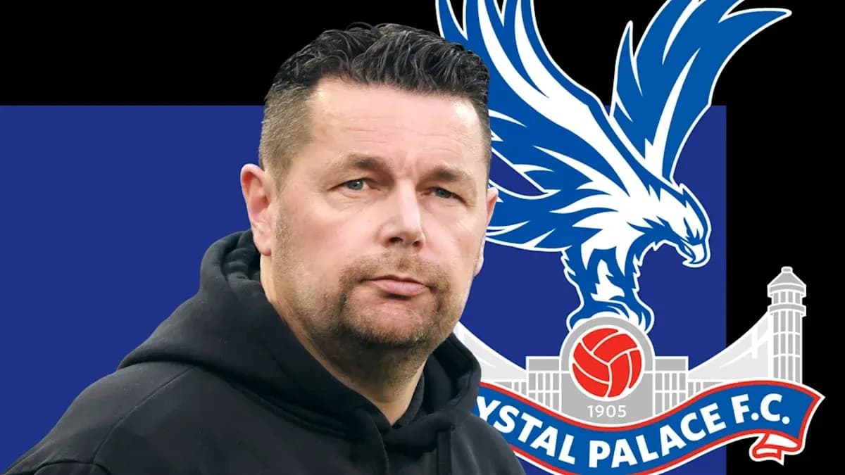 Entraîneur devant le logo de Crystal Palace F.C. Entraîneur devant le logo de Crystal Palace F.C.