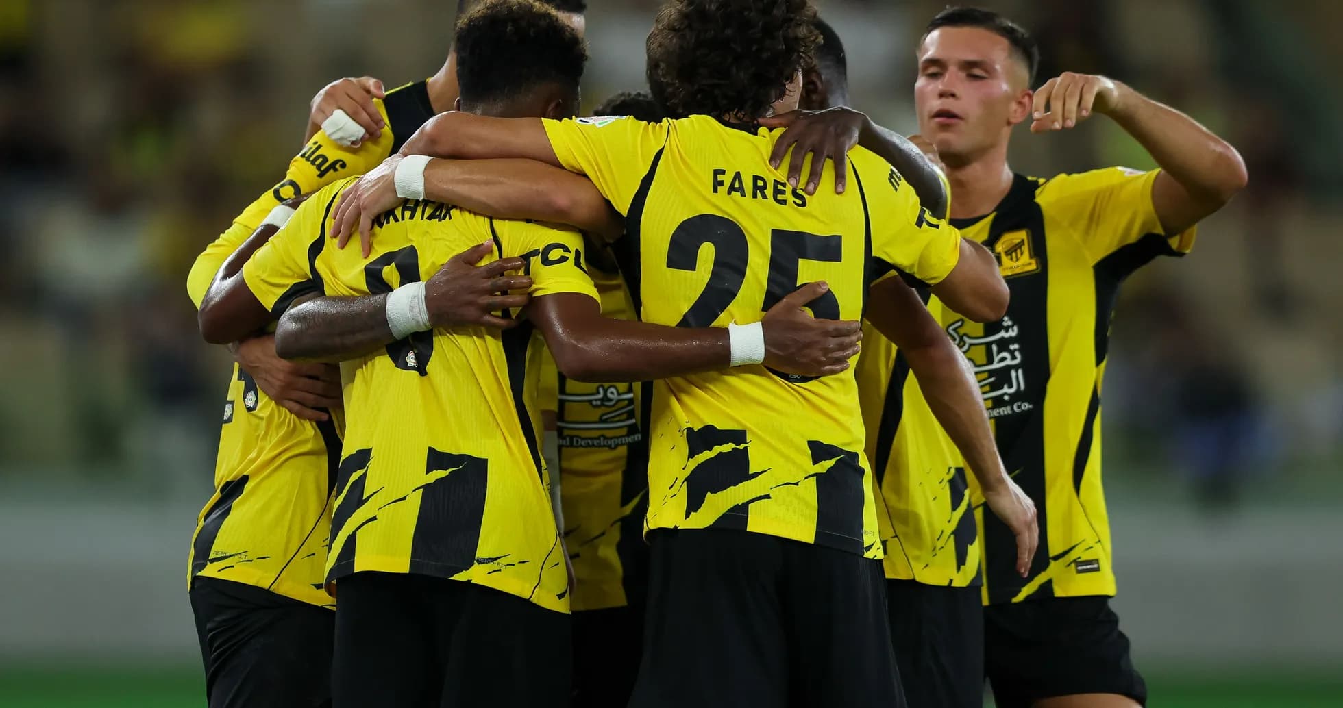 Joueurs de l'équipe célébrant un but ensemble Joueurs de l'équipe célébrant un but ensemble