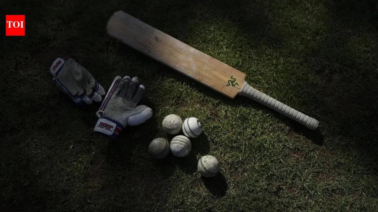 Batte de cricket, gants et balles sur l'herbe Batte de cricket, gants et balles sur l'herbe
