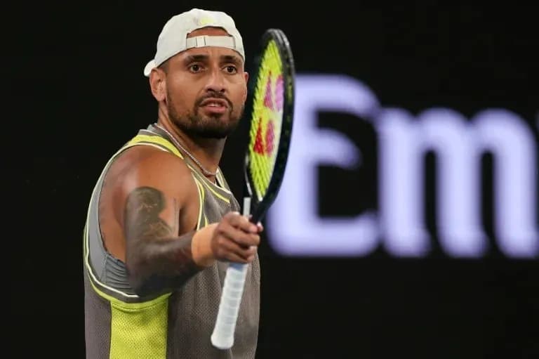 Joueur de tennis tenant une raquette sur le court Joueur de tennis tenant une raquette sur le court
