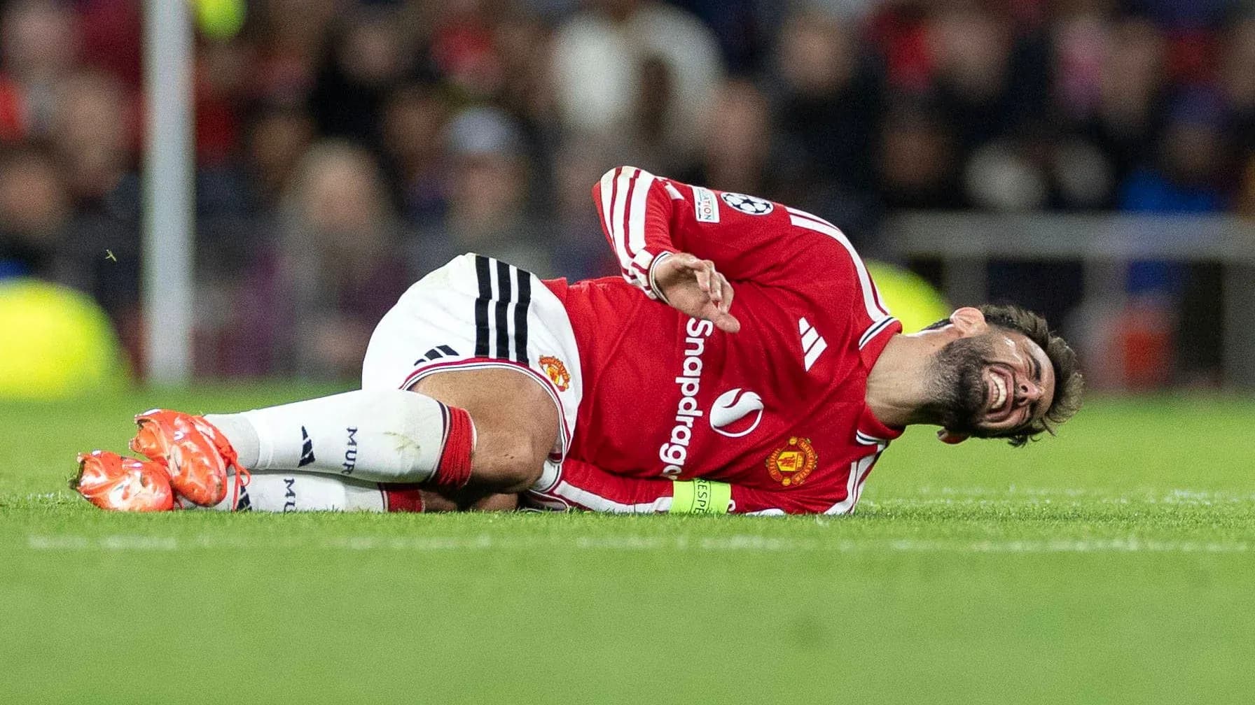 Joueur de Manchester United au sol après une blessure Joueur de Manchester United au sol après une blessure