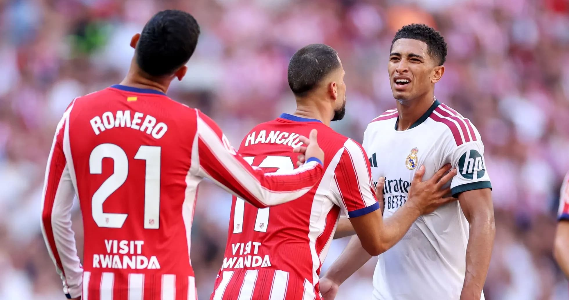 Joueurs d'Atletico Madrid confrontant un joueur du Real Madrid Joueurs d'Atletico Madrid confrontant un joueur du Real Madrid