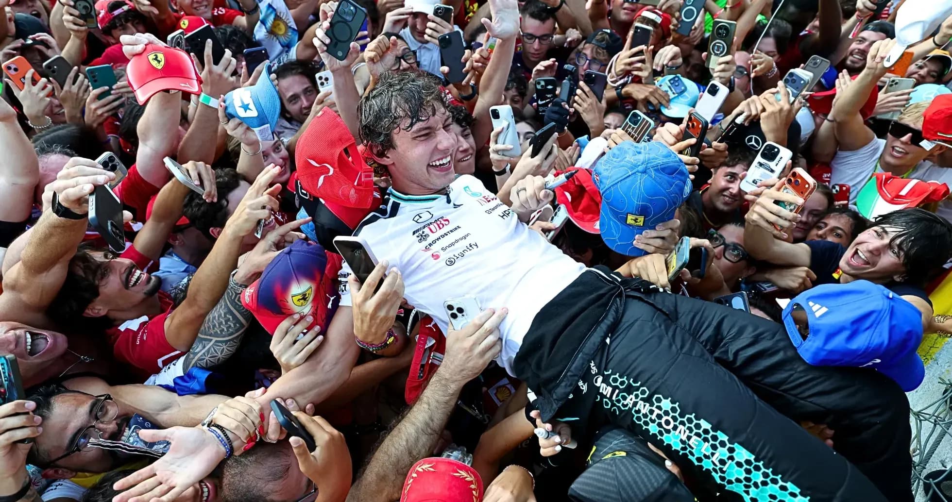 Pilote célébré par une foule enthousiaste après la course Pilote célébré par une foule enthousiaste après la course